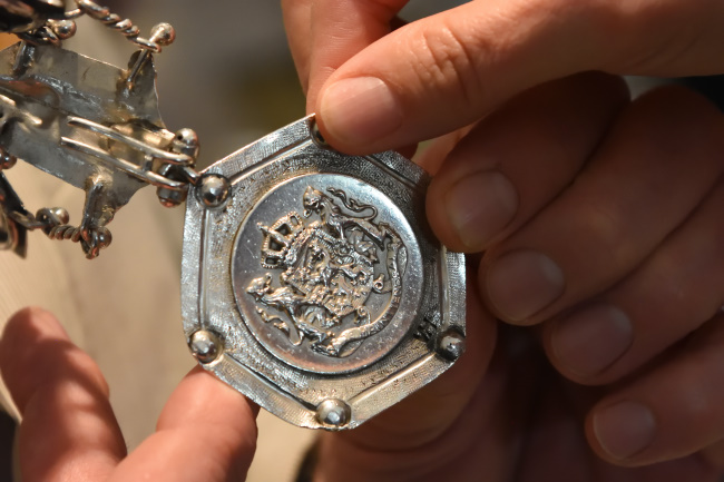 burgerinitiatief  -burgermeester harderwijk  toont achterkant ambtsketen 